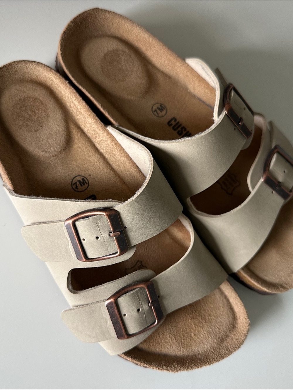 🤍🧡 Cushionaire Lane Cork Footbed Sandals Women’s Size 7M